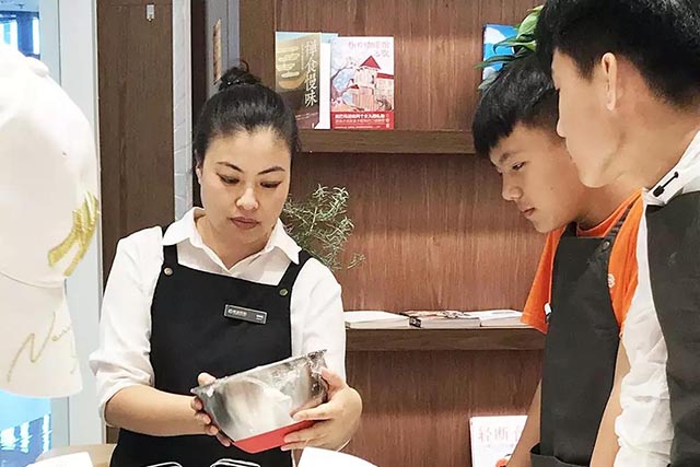 (孩子們在“寒舍欣和學(xué)習特色甜品烘焙)